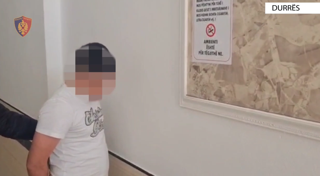 Gruaja ushtronte prostitucion në Durrës, bashkë me mikun kërcënonte klientët me foto intime dhe thikë, 3 në pranga (VIDEO)
