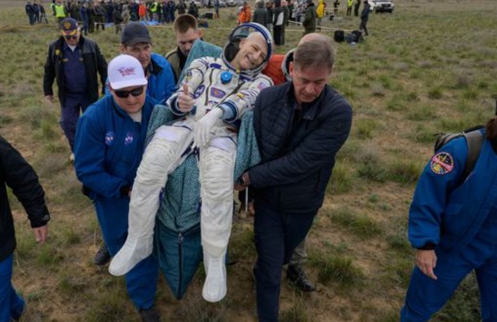 Astronauti më i vjetër amerikan kthehet në tokë në ditëlindjen e tij të 70-të