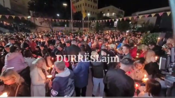 &#8220;Krishti u ngjall!&#8221;, besimtarët ortodoksë në Durrës kremtojnë Pashkët (VIDEO)
