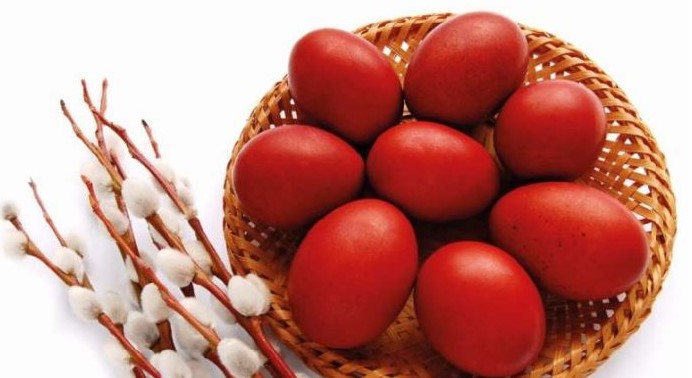 Pse vezët e Pashkëve lyhen me të kuqe? Simbolika dhe kuptimi i traditës së besimtarëve të krishterë!