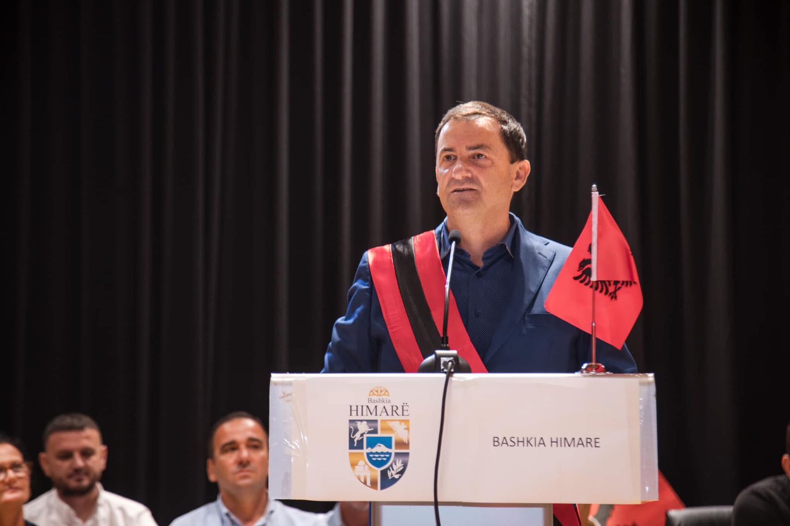 Vangjel Tavo, kryebashkiaku që pret në zyrë me dhjetëra banorë në ditë