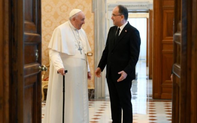 Nderimet për Papa Françeskun, Presidenti Begaj niset drejt Italisë, do marrë pjesë në ceremoninë e lamtumirës