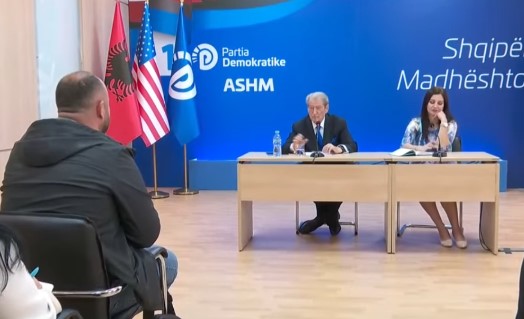 Xhelal Mziu u akuzua se dhunoi një zyrtar lokal, Berisha i del në mbrojtje: Ishte provokacion i ulët nga bixhozxhiu Blendi Klosit dhe militantëve të PS