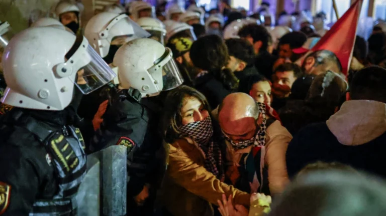 Tensione në qendër të Stambollit, policia ndalon marshimin e opozitës në mbështetje të Palestinës