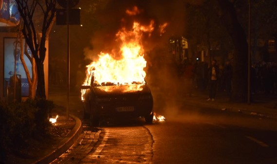 Shkrumbohet plotësisht makina e një 28-vjeçari, ja çfarë dyshon policia