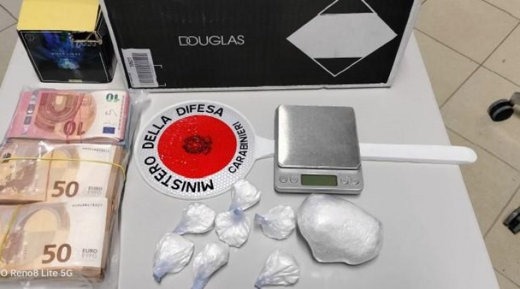Posedonte 1 kg kokainë dhe tentoi t’i arratisej policisë, përfundon në pranga shqiptari në Itali