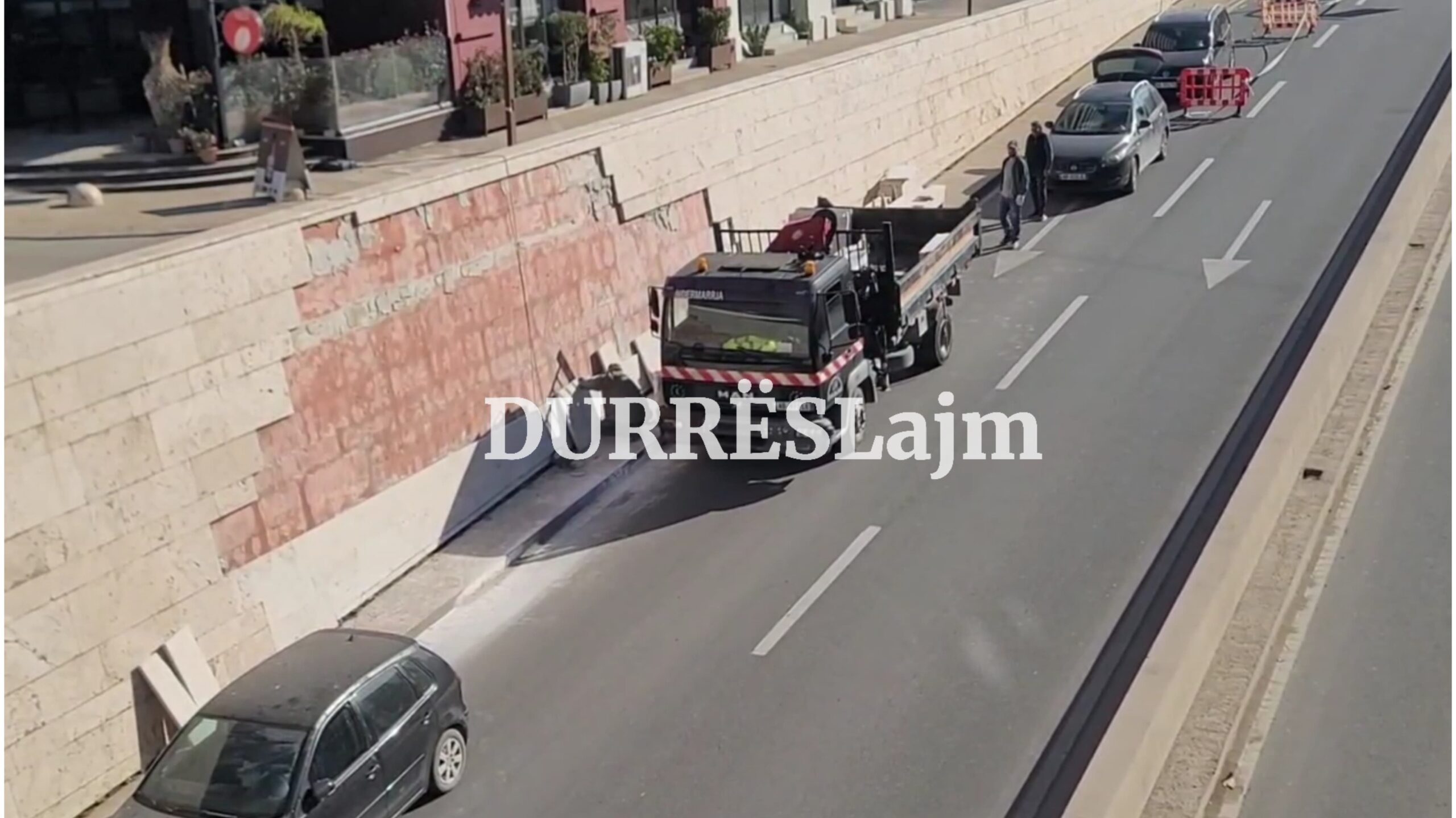 Nis riparimi i Velierës, punëtorët rivendosin pllakat e rëna (VIDEO)