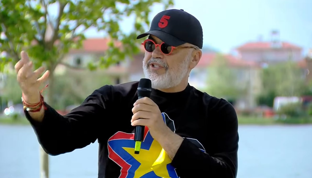“Zemra më dëgjon? Zogu, po më ndjek?”- Rama batuta me të riun në Belsh: Po shihte në telefon çfarë po i thoshte zoçka!