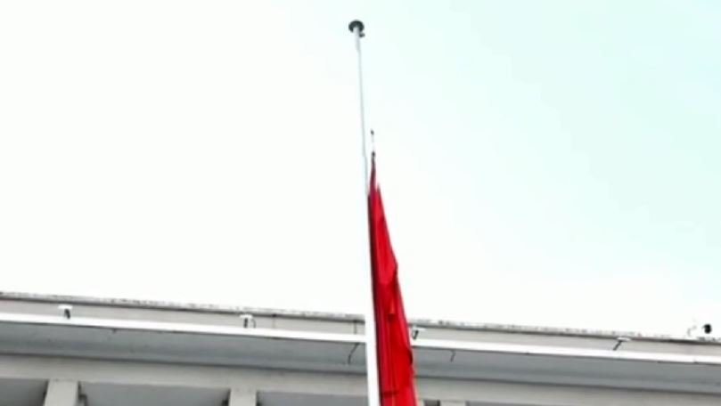 Bota i jep lamtumirën Papa Françeskut. Në Shqipëri flamujt në gjysmështizë!