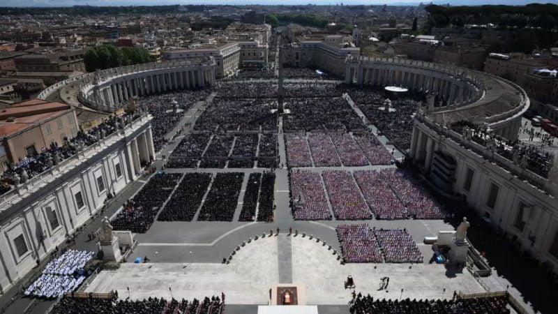 Bota i jep lamtumirën Papa Françeskut! Arkivoli mbërrin në kishën Santa Maria Maggiore