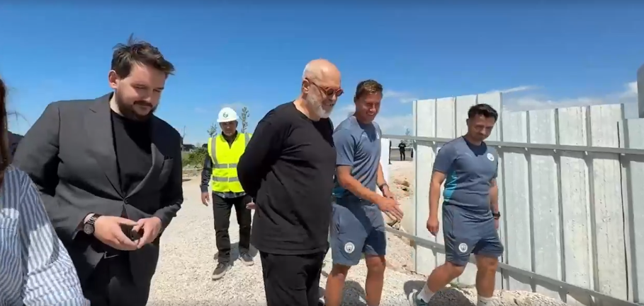 Rama viziton kantierin e Akademisë së Futbollit “Dyrrah City” në Durrës: Filial i Manchester City-t, një prej më të mëdhenjve në rajon