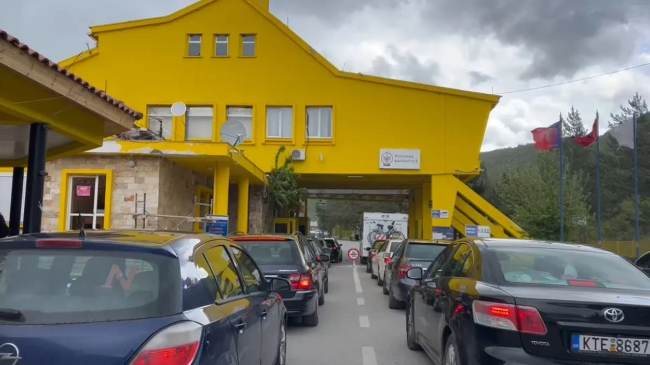 Emigrantët kthehen për Pashkë, dyndje udhëtarësh në pikën kufitare të Kapshticës në 24 orët e fundit