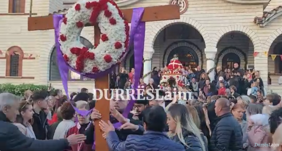 Qindra besimtarë ortodoksë në Durrës marrin pjesë në ceremoninë e të “Premtes së zezë” (VIDEO)