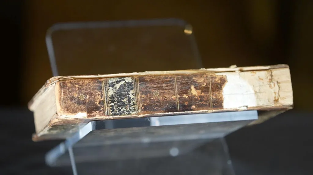 Gjendet libri i mbështjellë me lëkurën e një prej vrasësve më famëkeq&#8230;