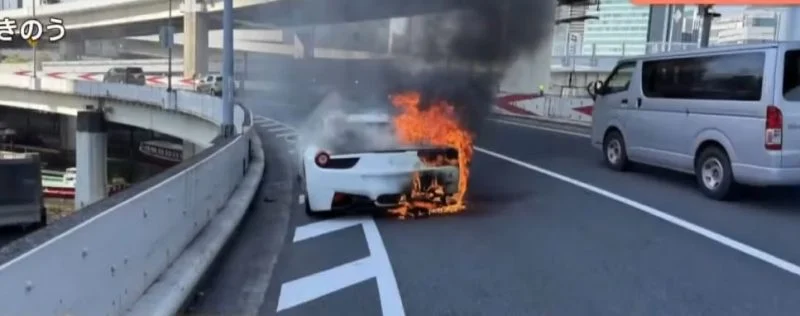 Bleu Ferrarin e ëndrrave pas 10 vitesh kursim, por… makina i digjet brenda një ore!