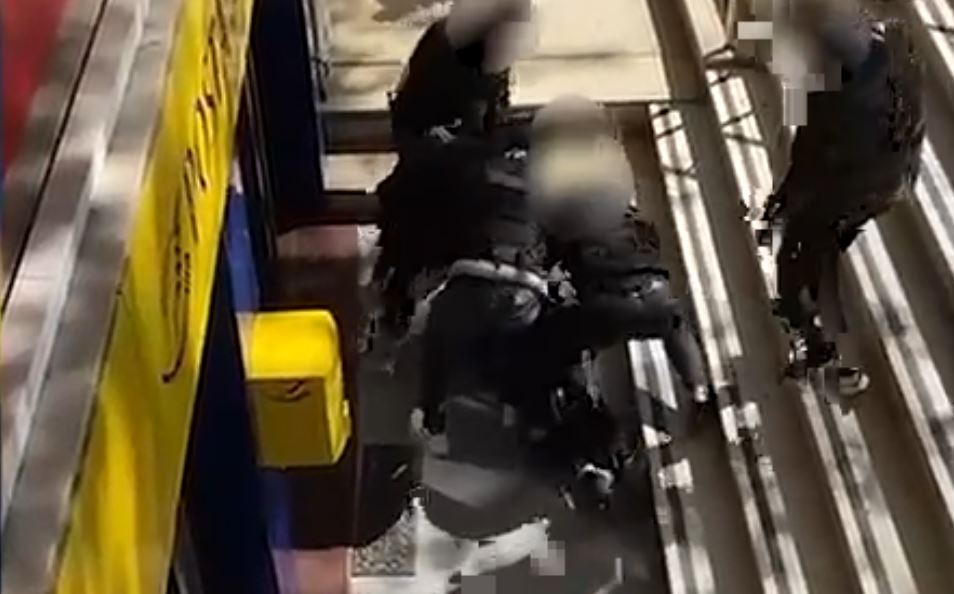 50 mijë Euro drogë me postë nga SHBA, momenti kur arrestohet 24-vjeçari në Tiranë (VIDEO)