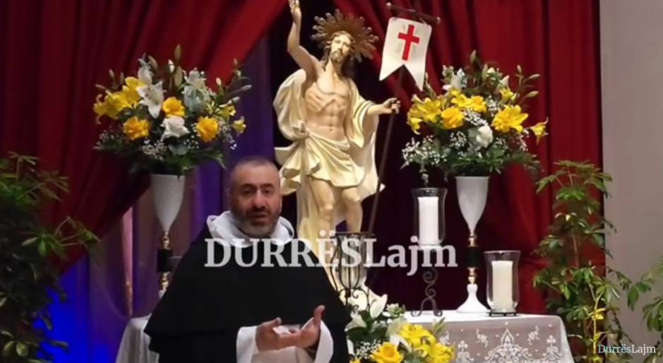 Pashkët katolike në Durrës/ At Bernard Caruana: Jepini vetes suaj kurajo, Krishti u ngjall (VIDEO)