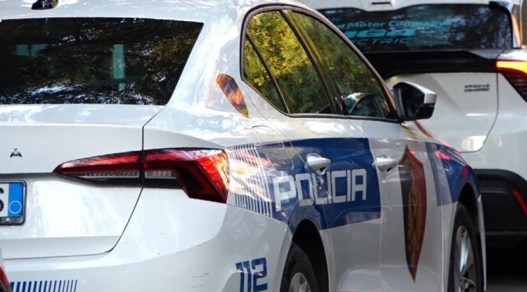 Dogjën makinën e 30-vjeçares në Tiranë, policia shpall në kërkim tre autorët