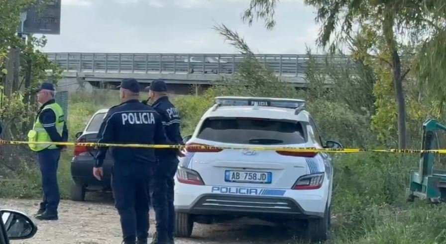 Gjendet i pajetë poshtë gomës së zetorit 56-vjeçari në Fier