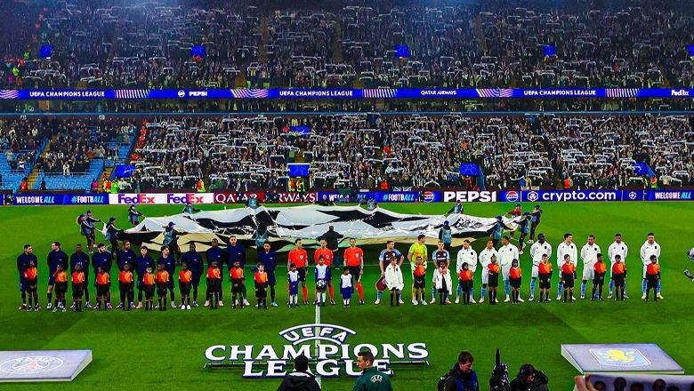 Pritej himni i Champions League, lojtarët e Aston Villas dhe PSG-së dëgjojnë atë të Europa League! Habia e futbollistëve
