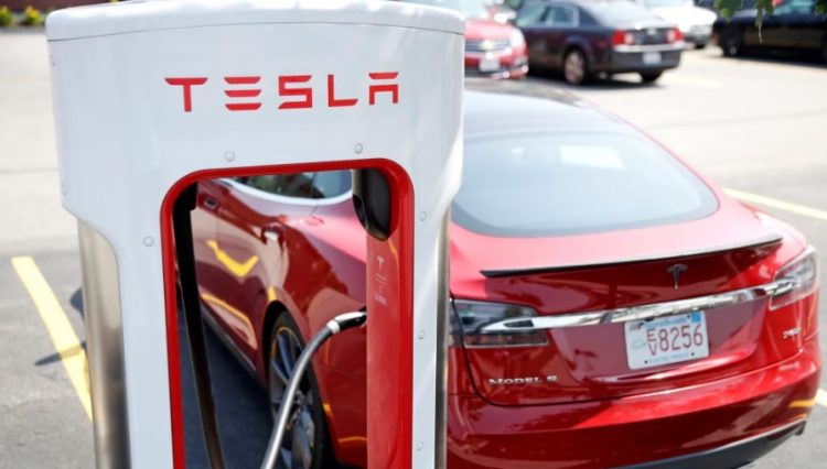 Shitjet e Tesla-s bien globalisht, por kërkesat rriten në Ukrainë