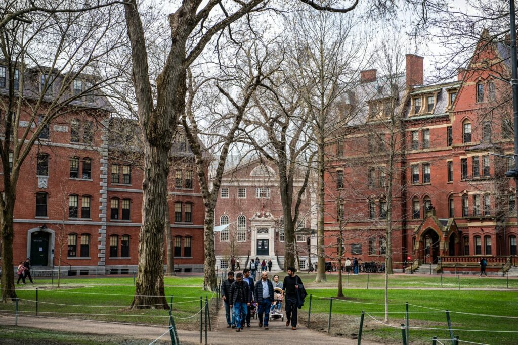 Universiteti i “Harvardit” kërcënohet nga administrata Trump të mos regjistrojë më studentë ndërkombëtarë