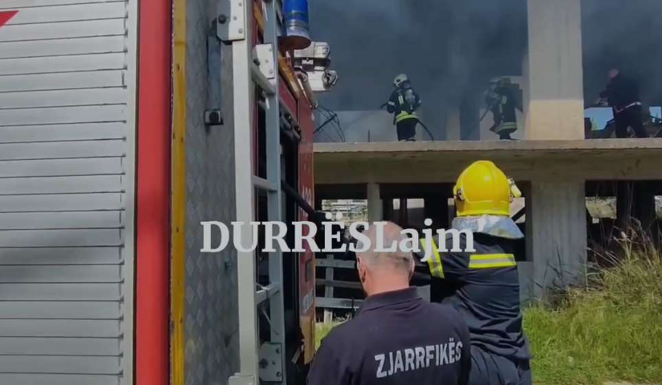 Merr flakë godina në Durrës ku ruheshin çadrat dhe shezllonet e plazhit, dëme të mëdha materiale (VIDEO)