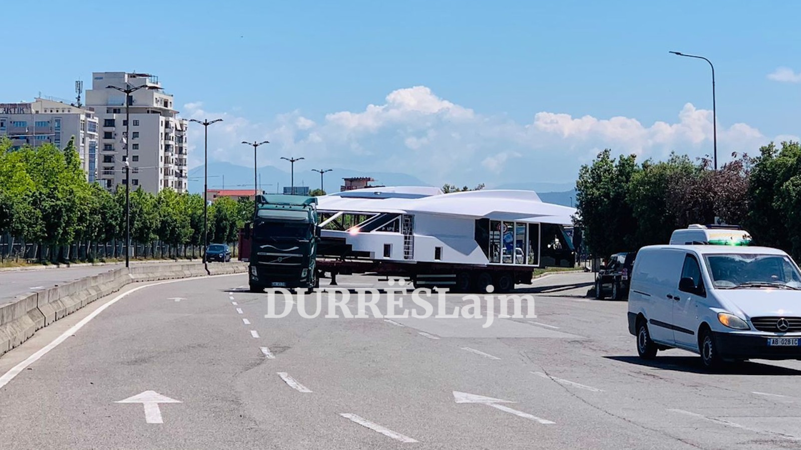 Ngarkesa gjigante futet në portin e Durrësit, do të imbarkohet në traget (VIDEO)