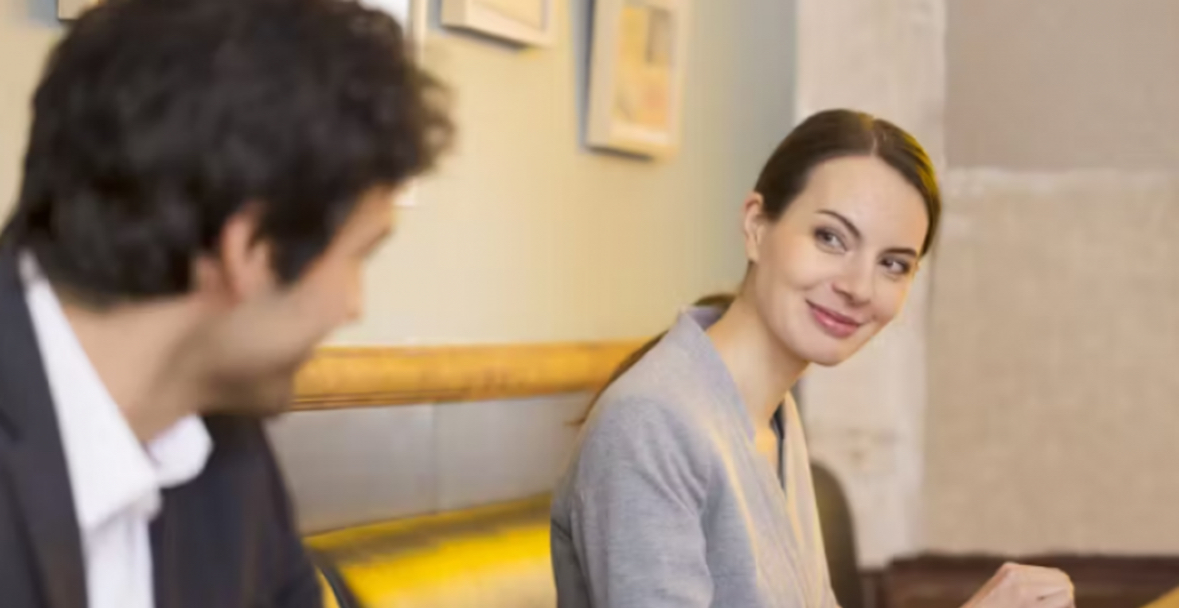 Njerëzit që janë të shkëlqyer në flirt kanë këto dy tipare 