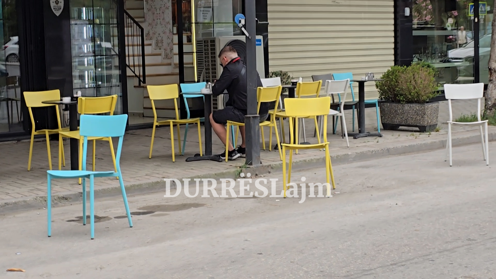 Ndodh çdo ditë në rrugët e Durrësit, kaosi me parkimet nuk ka fund! (VIDEO)