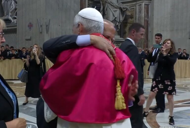 Papa Leon XIV shkel protokollin, përqafon vëllain e tij gjatë ceremonisë së inaugurimit