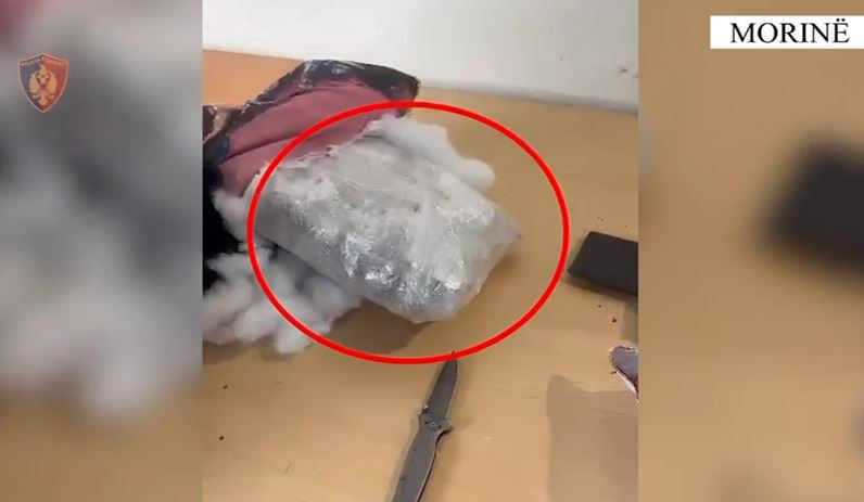 Pako me 2.2 kg drogë të fshehura brenda një jastëku, arrestohet 35-vjeçari në pikën kufitare