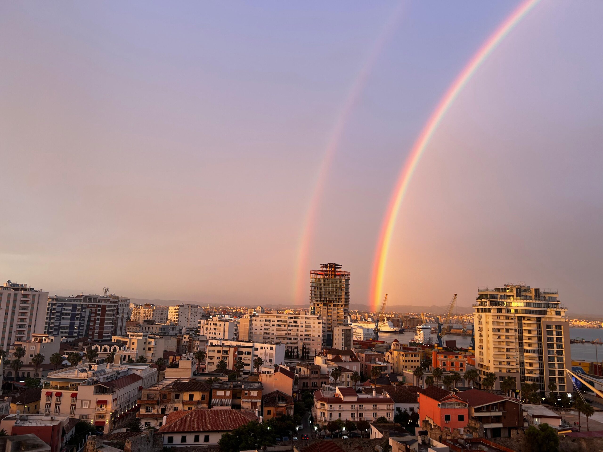 Ylber i dyfishtë mbi qiellin e Durrësit pas shiut të pasdites (Video)
