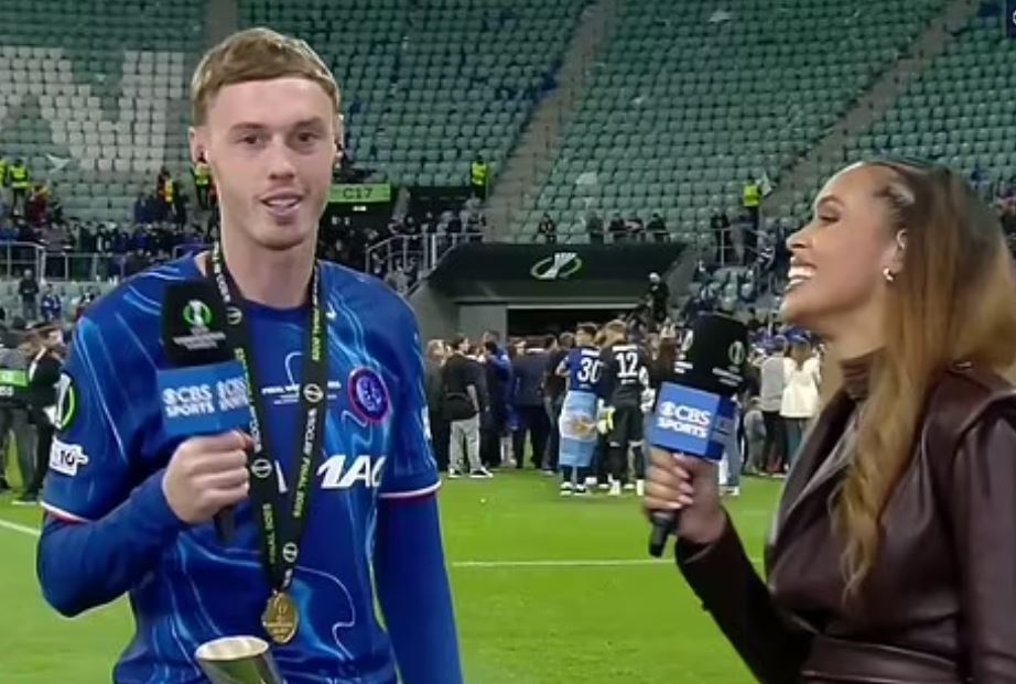 Kol Palmer fut në pantallonat e shkurtra çmimin e lojtarit të ndeshjes, shpërthejnë të qeshurat mes yllit të Çelsit dhe gazetares