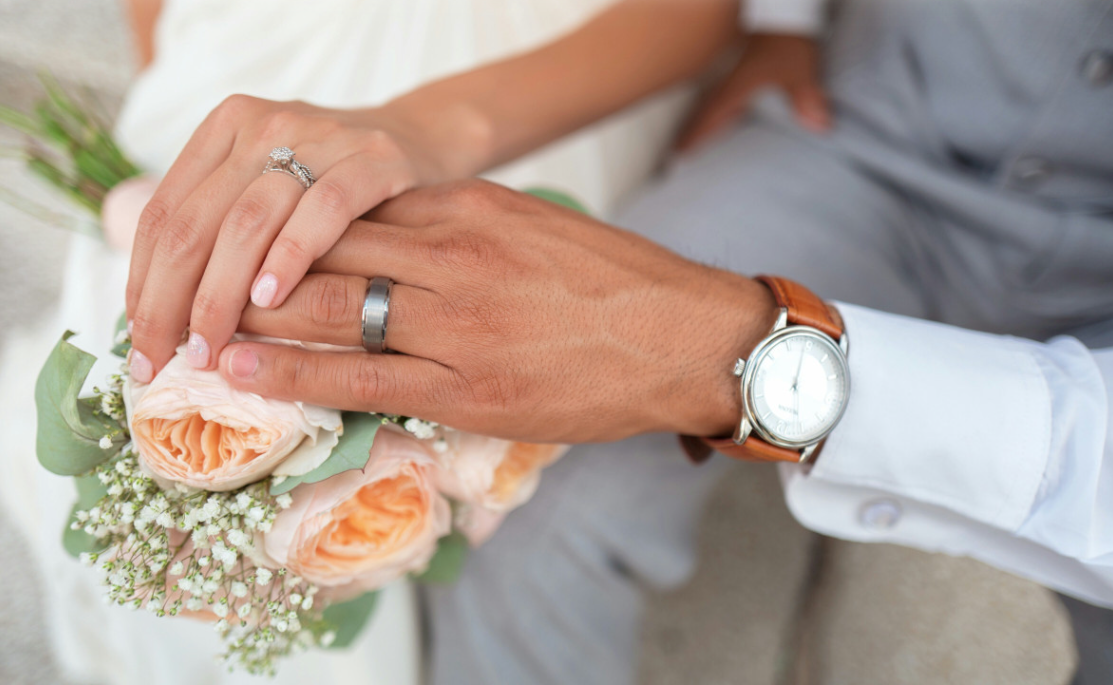 Datat më të përshtatshme të verës për një martesë, fejesë apo edhe një njohje të re! Ja shenjat që favorizohen