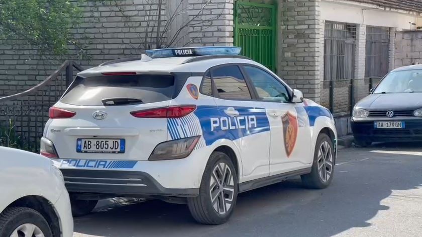 Policia e arrestoi pasi i vodhi çantën një qytetari, 32-vjeçarit i gjenden në banesë&#8230;