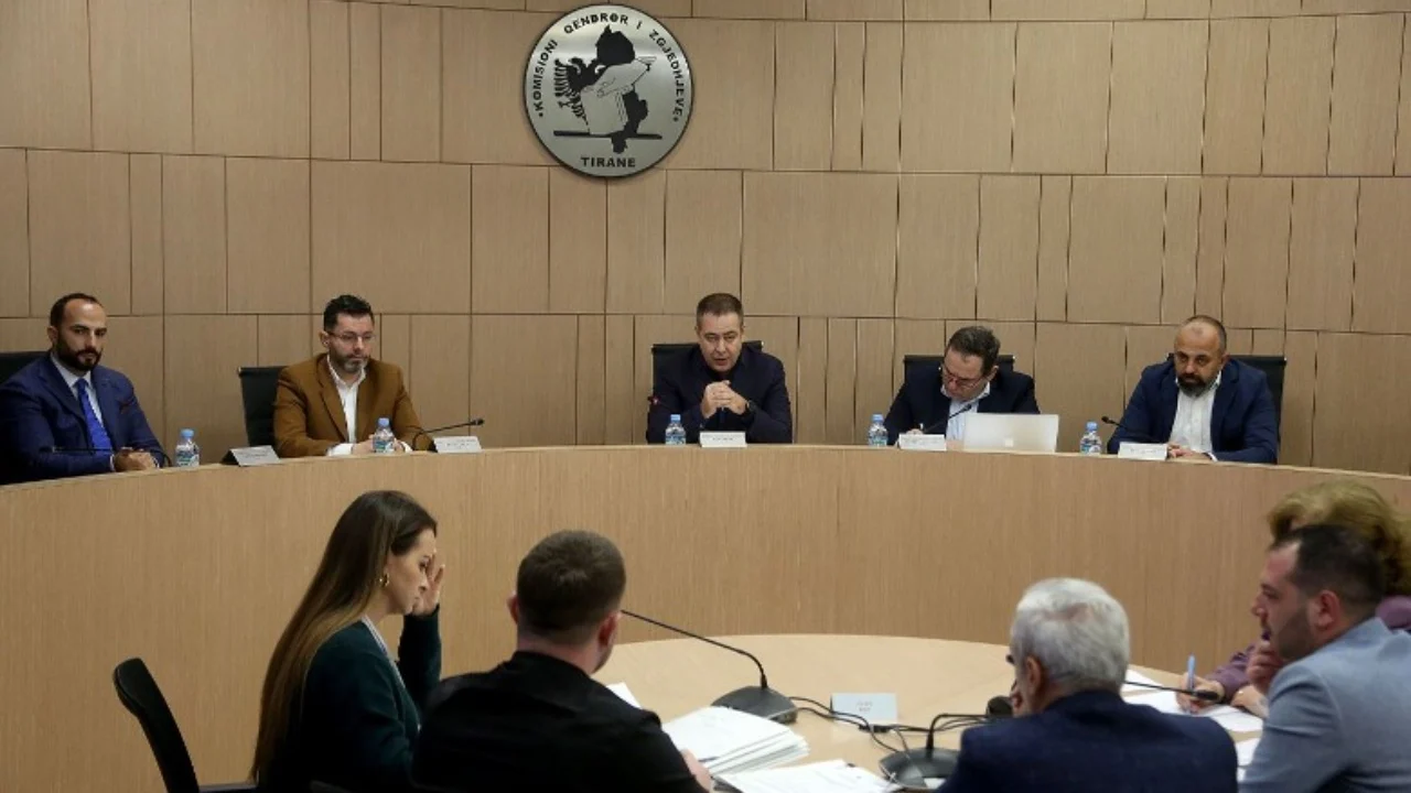 Dyshimet e PD-së për mungesën e 139 mijë fletëve të votimit, dy anëtarë të KAS vendosin hapjen e 229 kutive në gjithë vendin