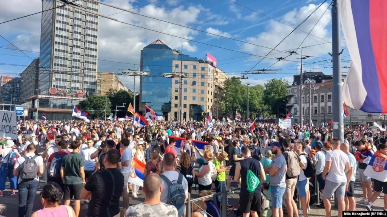 Nuk ka qetësi për Vuçiçin, sërish protesta në Beograd