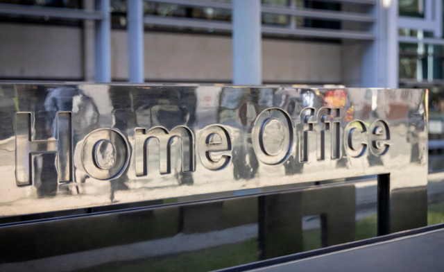 U rikthye ilegalisht në Angli pas deportimit/ Gjykata lejon trafikantin shqiptar të drogës të qëndrojë në Britani, përfitoi nga martesa e tij me një greke