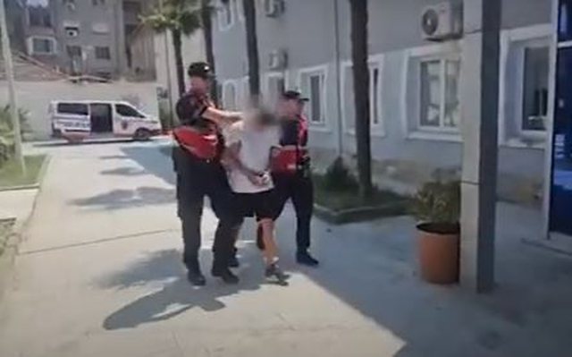 Shiste drogë në zona të ndryshme të qytetit bregdetar, arrestohet 21-vjeçari, sekuestrohen 60 doza me kanabis (EMRI)