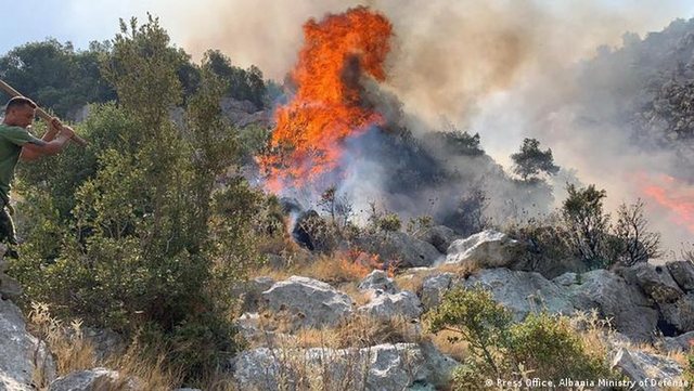 Situata e zjarreve në vend/ Ministria e Mbrotjes: 26 vatra janë raportuar në 24 orët e fundit