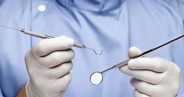 Arrestohet dentisti i rremë në Çeki/ Për rreth dy vite ushtroi profesionin duke përdorur udhëzimet që gjente në internet