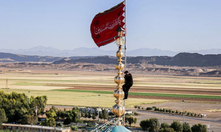 Irani ngre flamurin e kuq në xhaminë kryesore, sinjal për hakmarrje ndaj Izraelit