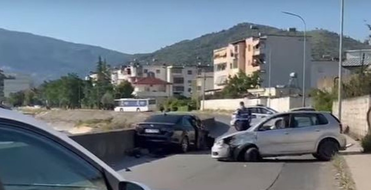 Detaje nga aksidenti i trefishtë në Elbasan, 30-vjeçari lëndohet në kokë 