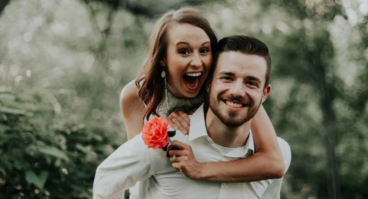 Sekreti për një marrëdhënie të qëndrueshme që po bën ‘namin’ në rrjetet sociale, çfarë është rregulli 2-2-2