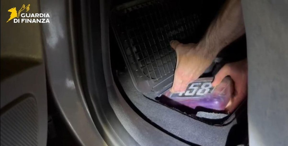 U kap me 25 kg kokainë, 56 mijë euro dhe një pistoletë/ Arrestohet shqiptari në Itali, vlera e drogës në treg kapte rreth 2.5 mln euro 