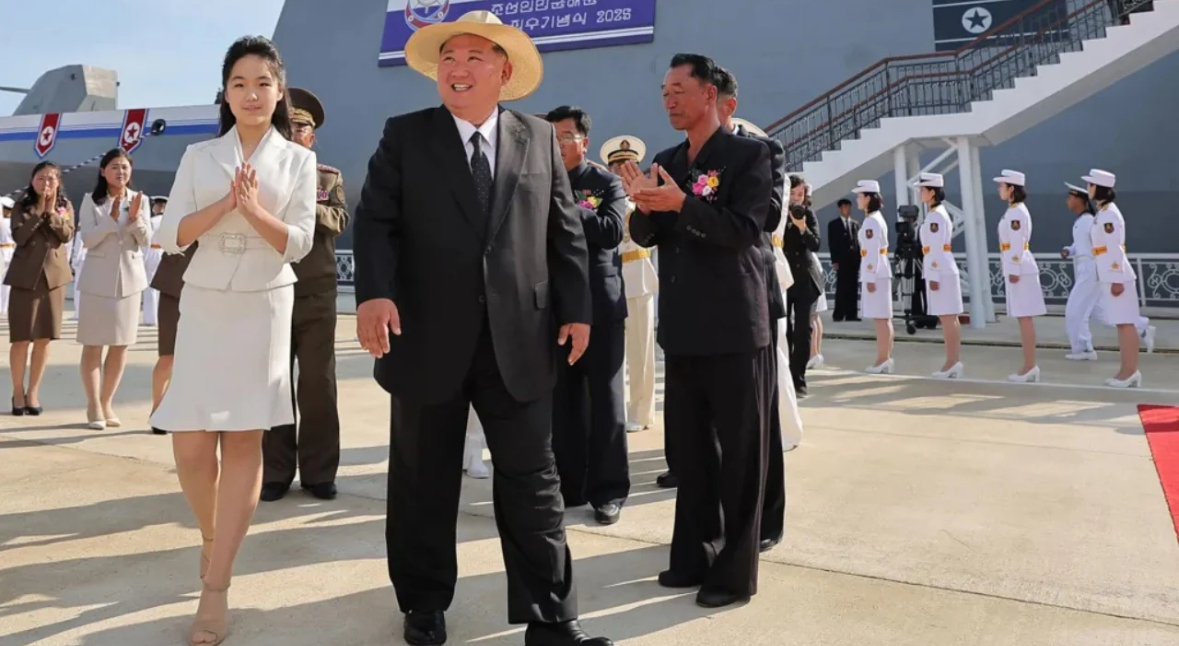 Anija më e madhe e luftës në Korenë e Veriut kthehet në det, Kim Jong Un paralajmëron armiqtë