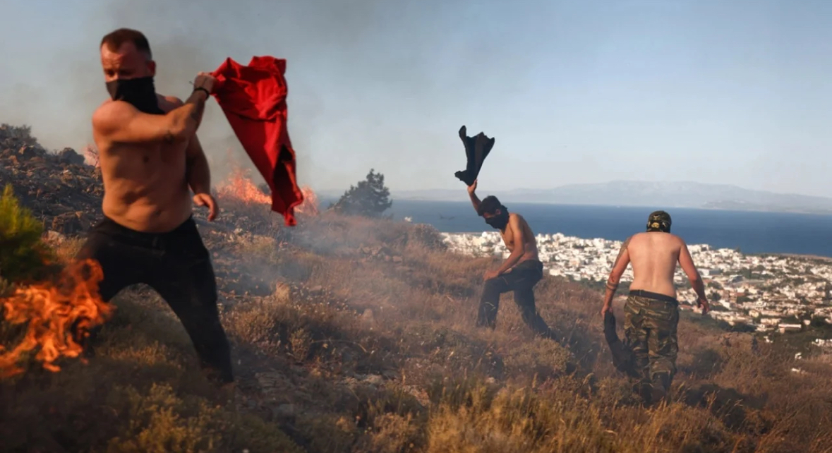 Dhjetëra shtëpi të shkrumbuara nga flakët në Greqi! Zjarri del nga kontrolli, autoritetet e mbrojtjes civile paralajmërojnë…