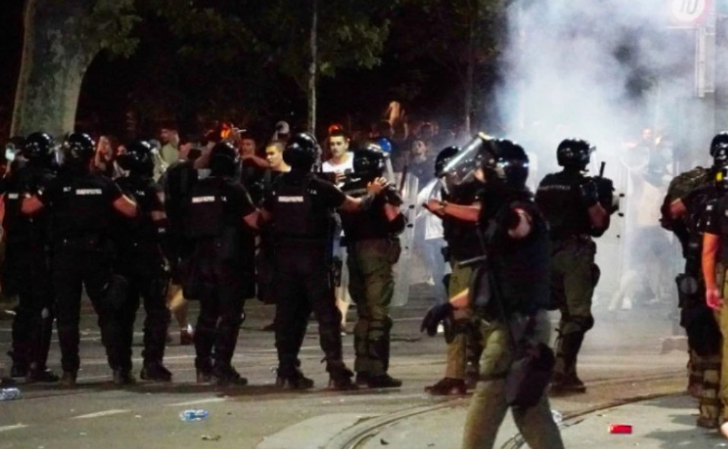 Përplasje në Beograd mes policisë dhe protestuesve antiqeveritarë, kërkohet dorëheqja e Vuçiç dhe zgjedhje të parakohshme