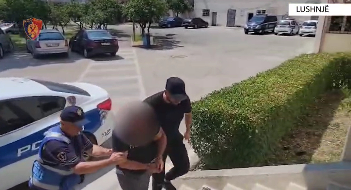 Vodhën gjatë natës katër motomjete elektrike në një biznes në Lushnjë, arrestohet një person, shpallet në kërkim një tjetër